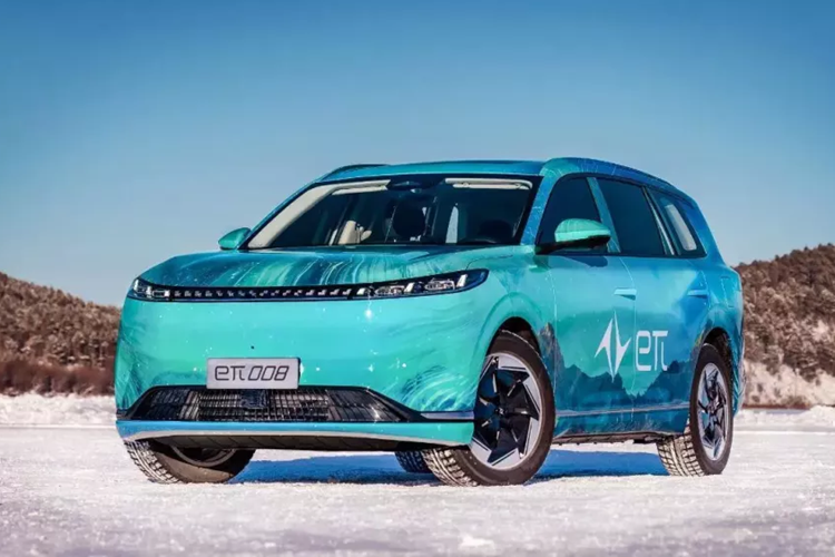 eπ là một thương hiệu NEV mới của Dongfeng Aeolus ra mắt vào tháng 4 năm ngoái tại Triển lãm ô tô Thượng Hải. Eπ 007, một chiếc sedan chạy điện, ra mắt vào ngày 14/3 và là chiếc xe đầu tiên được bán với tư cách là một thương hiệu cao cấp nhưng có lẽ được định vị dưới dòng Voyah của Dongfeng.