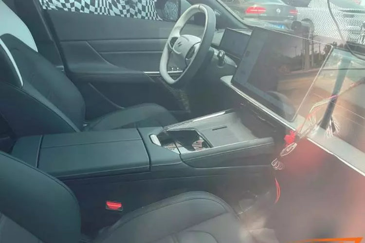 Đáng chú ý SUV điện Dongfeng eπ 008 mới có cụm đèn pha chạy dọc theo chiều rộng của xe ở phía trước và có dải đèn tương tự ở phía sau. Người mua có thể lựa chọn bánh xe 20 và 21 inch. Kích thước khôn ngoan, nó là một chiếc xe lớn hơn đáng kể và do đó sẽ trở thành lá cờ đầu mới của thương hiệu.