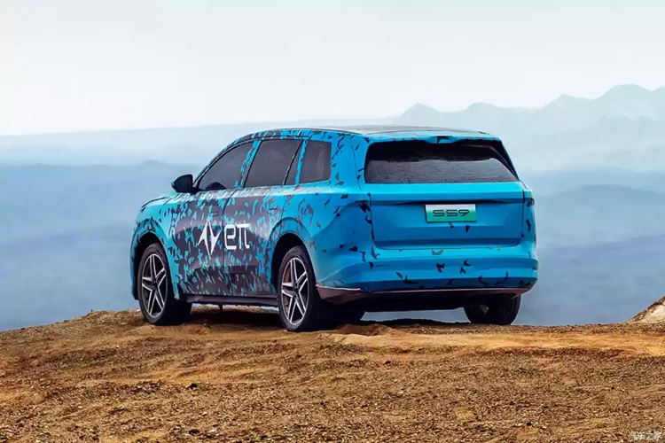 Những bức ảnh chụp lén cho thấy bảng điều khiển của Dongfeng eπ 008 phần lớn giống với người anh em sedan của nó. Yêu cầu cụm đồng hồ LCD 8,8 inch, màn hình trung tâm nổi 15,6 inch, vô lăng đa chức năng hai chấu, ghế bọc da, lỗ thông hơi và đế sạc không dây có lỗ thông gió.