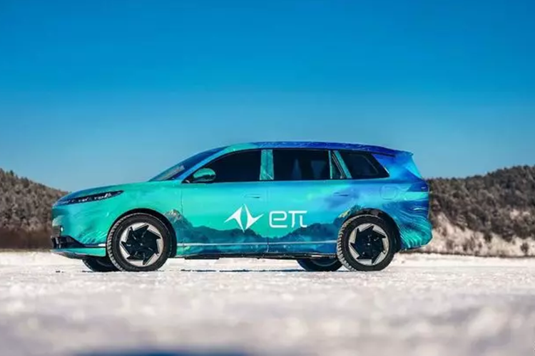 Và giờ đây sẽ là Dongfeng eπ 008 2024 mới, trước đây nó có tên mã nội bộ là S59 sẽ là chiếc xe thứ hai của thương hiệu. Dường như có rất ít sự thay đổi từ thiết kế của Dongfeng eπ 007 trong 008 mới ngoài chủ nghĩa tối giản chung.