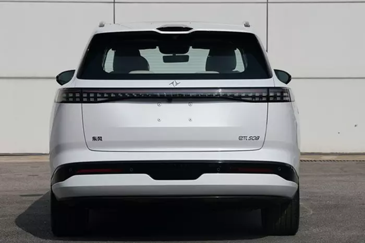 Chiều dài là 5002 mm và chiều dài cơ sở dài 3025 mm trong khi chiều rộng và chiều cao lần lượt là 1972 và 1732 mm. Với kích thước này, hàng ghế thứ ba sẽ có nhiều không gian. Giống như eπ 007, Dongfeng eπ 008 có cả phiên bản điện và phạm vi mở rộng.