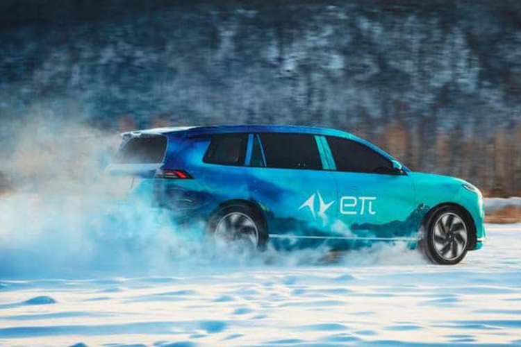 Một động cơ điện 200 kW, có lẽ nằm ở trục sau, cung cấp năng lượng cho phiên bản chạy hoàn toàn bằng điện và đi kèm với bộ pin lithium iron phosphate 82,28 kWh cho phạm vi hoạt động 636 km.