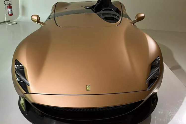 Những chiếc siêu xe Monza SP cũng đánh dấu sự khởi đầu cho một dòng xe Ferrari mới được gọi là "Icona", một chương trình nhằm tạo ra những chiếc xe đặc biệt lấy cảm hứng từ những mẫu xe Ferrari cổ điển, tất cả đều được sản xuất với số lượng hạn chế, sau này có Daytona SP3.