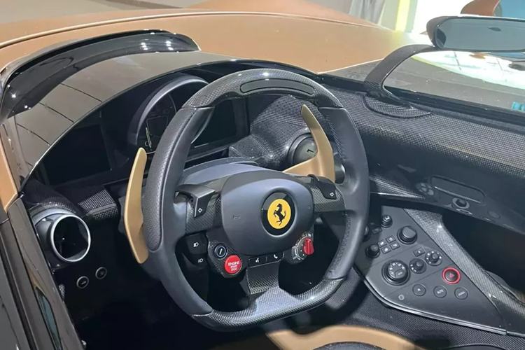 Mang tên gọi Ferrari Monza SP1 bản Edizione Finale,chiếc trong bài viết này chính là xe SP1 cuối cùng được xuất xưởng, và chủ nhân của nó không ai khác chính là ông John Elkann, chủ tịch của Ferrari. Trong 1 sự kiện mang tên "Ferrari One of a Kind", chiếc siêu xe này đã được mang ra trưng bày.