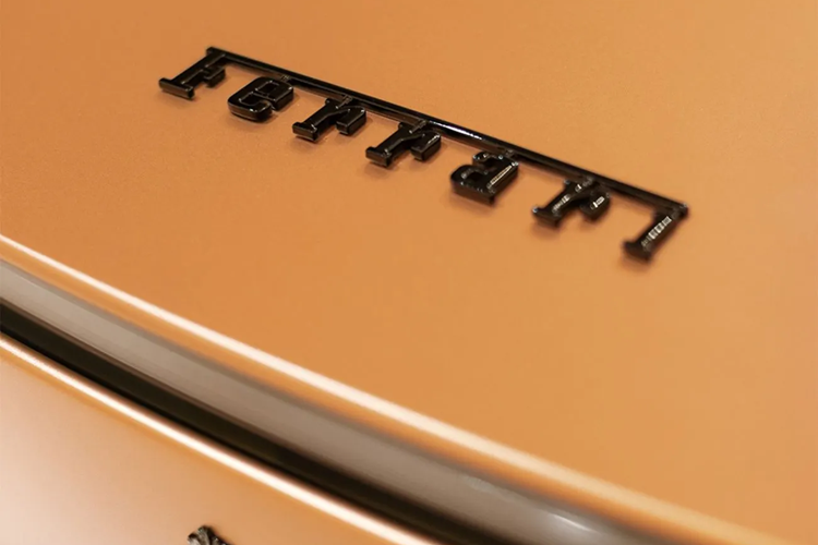 Cửa mở của Ferrari Monza SP1 sẽ đẩy về phía trước giống kiểu cửa cắt kéo, điều này giúp cho việc ra vào khoang lái của siêu xe Ferrari Monza SP1 dễ dàng hơn.