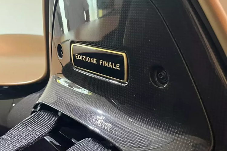 Và nhiều người tin rằng, Ferrari Monza SP1 "Edizione Finale" sẽ được chủ nhân cho dành thời gian dài nằm trong garage, hoặc viện bảo tàng của Ferrari. Ngoại thất chiếc xe này được sơn màu nâu đồng nhám, bộ mâm cũng được sơn cùng màu ngoại thất. Bản SP1 sẽ chỉ có 1 ghế ngồi dành cho người lái.