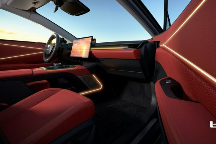 Giống như rất nhiều xe điện hiện đại khác, cabin của bZ3C nổi bật với màn hình thông tin giải trí trung tâm đồ sộ ở giữa mặt taplo và cụm đồng hồ lái cũng dạng kỹ thuật số. Nội thất xe mang thiên hướng tối giản, lấy cảm hứng từ các sản phẩm của Tesla.