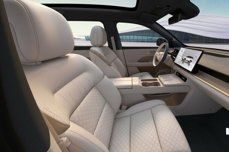 Một số điểm nhấn khác của mẫu SUV này bao gồm vô lăng hai chấu, cụm đồng hồ kỹ thuật số và hai đế sạc điện thoại không dây. Không chỉ vậy, bZ3X còn có cả trần kính toàn cảnh.