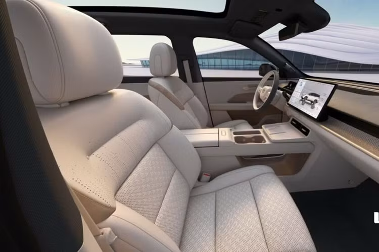 Một số điểm nhấn khác của mẫu SUV này bao gồm vô lăng hai chấu, cụm đồng hồ kỹ thuật số và hai đế sạc điện thoại không dây. Không chỉ vậy, bZ3X còn có cả trần kính toàn cảnh.