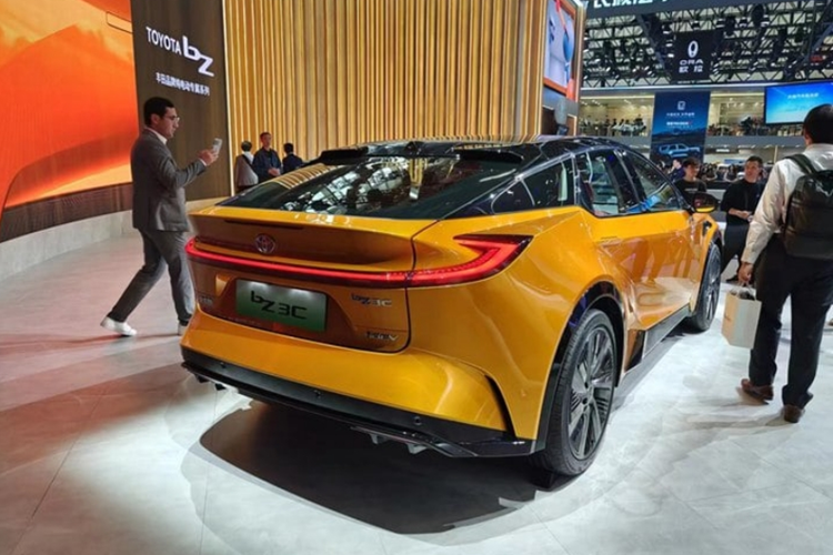 bZ3X lớn hơn nhiều so với bZ3C và có hình dáng SUV truyền thống. Thiết kế phần đầu của mẫu crossover này cũng mang ngôn ngữ thiết kế mới của Toyota với đèn pha mỏng và không có lưới tản nhiệt truyền thống.