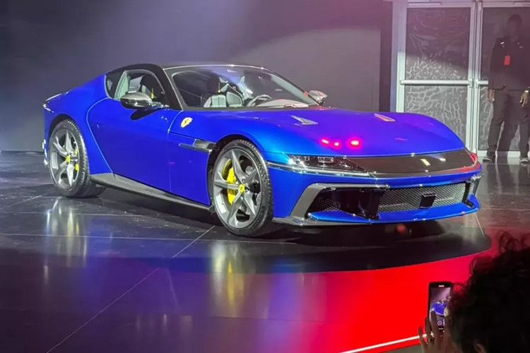 Thiết kế của siêu xe Ferrari 12Cilindri là sự tri ân của Ferrari 365 GTB/4 Daytona với dải màu đen trên mui xe không thể tháo rời hoặc thay đổi bằng màu khác vì ý muốn của nhà thiết kế.