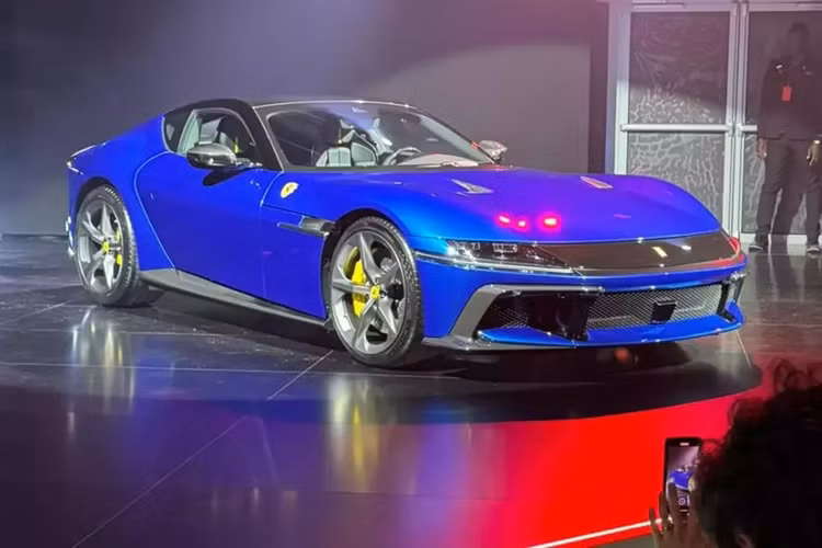 Thiết kế của siêu xe Ferrari 12Cilindri là sự tri ân của Ferrari 365 GTB/4 Daytona với dải màu đen trên mui xe không thể tháo rời hoặc thay đổi bằng màu khác vì ý muốn của nhà thiết kế.