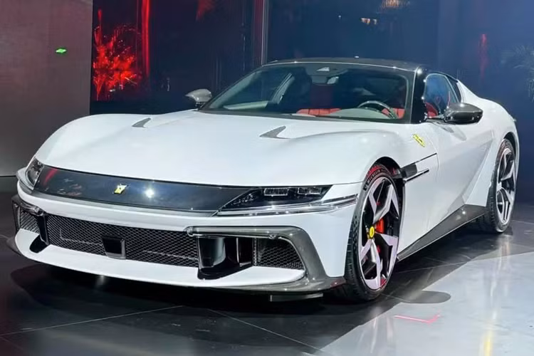 Tại một sự kiện độc quyền được tổ chức ở Miami Beach, hãng siêu xe Ý đã mang đến rất nhiều chiếc siêu xe đẹp mắt Ferrari 12Cilindri trong các bộ áo khác nhau như xanh, vàng, trắng, đỏ... để các khách hàng VIP tận mắt nhìn ngắm mẫu xe mới rõ nhất.