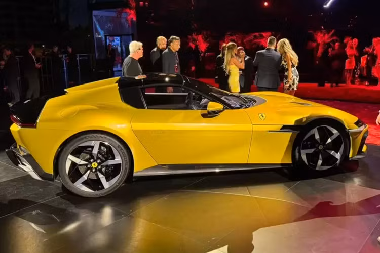 Ferrari cho biết 12Cilindri Coupe sử dụng hộp số ly hợp kép tám cấp, xe có thể tăng tốc từ vị trí xuất phát lên 100 km/h trong 2,9 giây, 0-200 km/h trong 7,9 giây và đạt tốc độ tối đa 340 km/h.