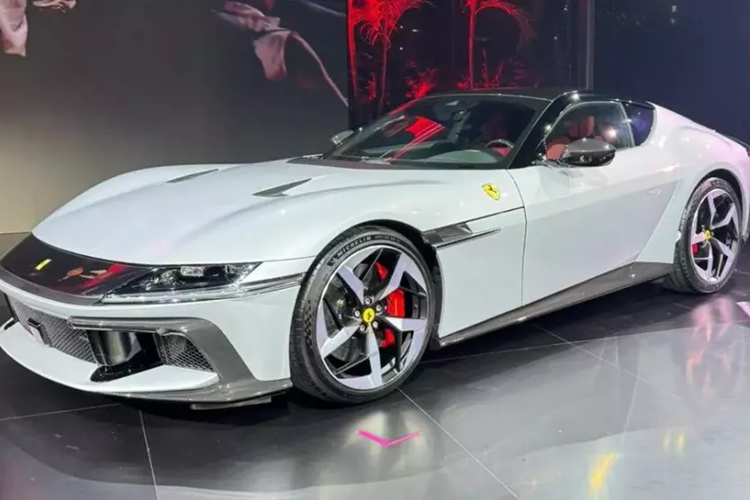 Mức giá xe Ferrari 12Cilindri tại thị trường quốc tế được công bố tạm tính là 395.000 euro (khoảng 10,78 tỷ đồng) cho bản coupe và 435.000 euro (tương đương 11,87 tỷ đồng) đối với bản mui trần.