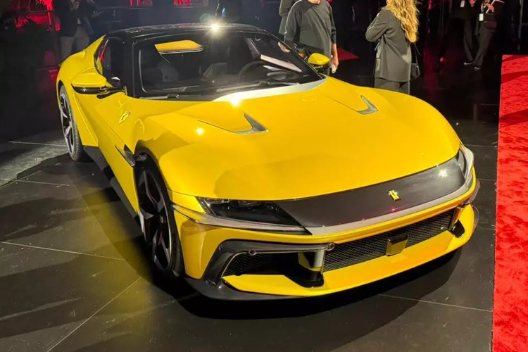 Bản Spider chậm hơn một chút, cần 2,95 giây để đạt tốc độ 100 km/h và 8,2 giây để đạt tốc độ 200 km/h. Bản Coupe nặng 1.560 kg trong khi bản Spider nặng 1.620 kg.