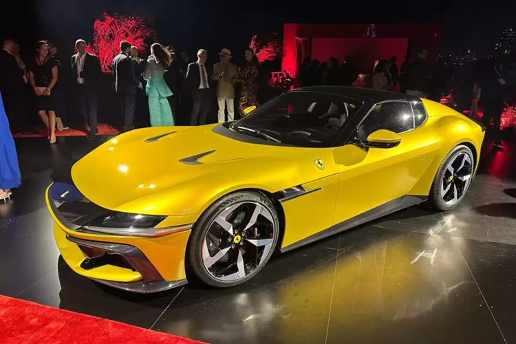 Dòng siêu xe Ferrari 812 Superfast đã chính thức bị khai tử, sau 6 năm tồn tại, thay thế nó bằng mẫu xe vừa mới ra mắt cách đây vài ngày, chiếc xe Ferrari 12Cilindri 2024 mới với nhiều thay đổi trong thiết kế, trang bị công nghệ, cũng như nội thất lần đầu sở hữu đến 3 màn hình to khác nhau.