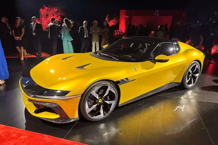 Dòng siêu xe Ferrari 812 Superfast đã chính thức bị khai tử, sau 6 năm tồn tại, thay thế nó bằng mẫu xe vừa mới ra mắt cách đây vài ngày, chiếc xe Ferrari 12Cilindri 2024 mới với nhiều thay đổi trong thiết kế, trang bị công nghệ, cũng như nội thất lần đầu sở hữu đến 3 màn hình to khác nhau.