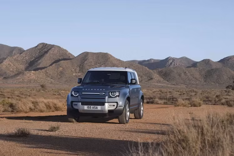 Tại châu Âu, mức giá xe Land Rover Defender 2025 bán ra khởi điểm là 53.310 bảng Anh (khoảng 1,69 tỷ đồng) cho bản 90 ngắn nhất, bản 130 dài nhất đắt hơn đáng kể với 81.585 bảng Anh (khoảng 2,59 tỷ đồng).