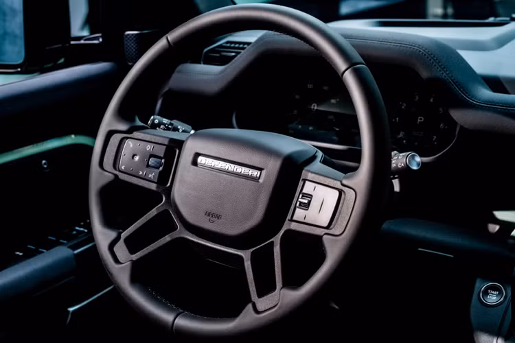 Ngoài ra, Land Rover Defender 2025 còn có thêm gói trang bị Signature Interior, là tuỳ chọn trên Dynamic HSE nhưng là tiêu chuẩn trên Defender X, V8 và Sedona Edition.