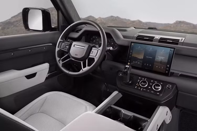 Hai ghế riêng ở hàng thứ hai được thiết kế tách biệt, có chức năng sưởi và làm mát, mang đến trải nghiệm thoải mái cho người dùng trong những hành trình dài. Đồng thời, khoảng trống giữa hai ghế này cho phép người dùng tiếp cận hàng ghế thứ 3 phía sau dễ dàng hơn.