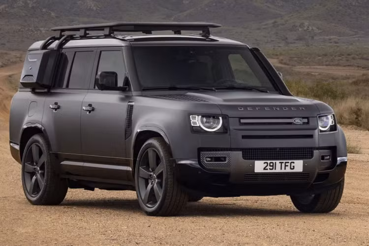 Hàng ghế trước có tính năng chỉnh điện 14 hướng và nhớ vị trí, trong khi hàng ghế thứ 3 có sưởi. Các nhà thiết kế của Land Rover cũng bổ sung thêm các ngăn chứa đồ ở hai bên bảng điều khiển trung tâm, cho phép người lái và hành khách phía trước đựng những vật dụng nhỏ.