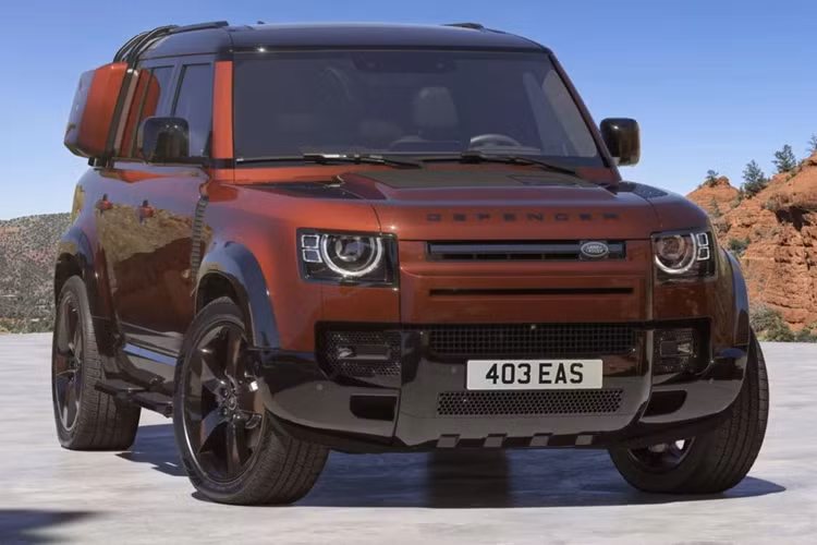 Theo đó, phiên bản 6 xy-lanh D300 trước đây được thay bằng động cơ D350 tương tự Range Rover. Động cơ này cho công suất tối đa 350 mã lực và mô-men xoắn 700 Nm. So với động cơ cũ, công suất của động cơ mới tăng thêm 45 mã lực và 50 Nm. Tiếp đến phiên bản động cơ xăng I-6 cũng đã được thay thế bằng máy V8 5.0L siêu nạp.