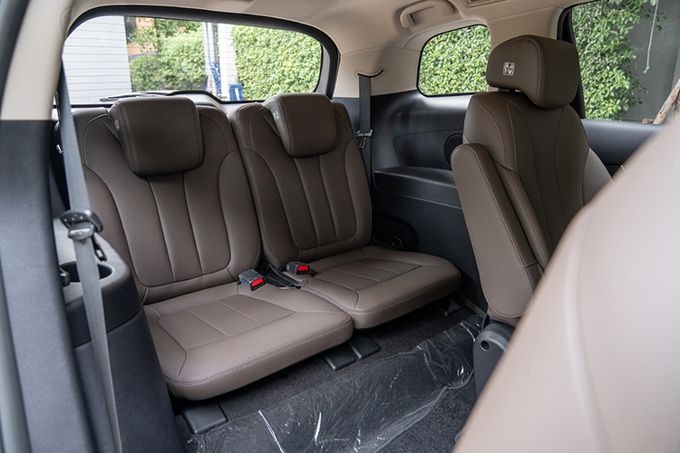 Các trang bị đáng chú ý khác của mẫu BYD M6 này có thể kể đến như: chìa khóa thông minh, khởi động bằng nút bấm, thẻ chìa khóa NFC, điều hòa tự động, gương chiếu hậu tự động chống chói, Cruise Control, ghế bọc giả da, chức năng (V2L), hệ thống camera 360 độ và 6 loa