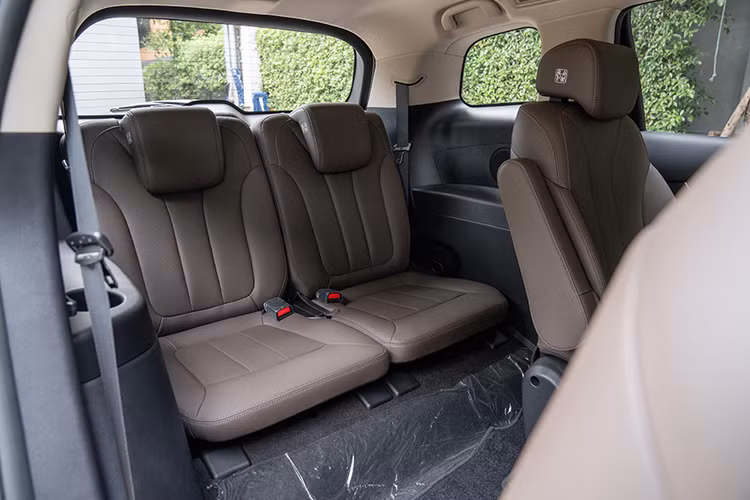 Các trang bị đáng chú ý khác của mẫu BYD M6 này có thể kể đến như: chìa khóa thông minh, khởi động bằng nút bấm, thẻ chìa khóa NFC, điều hòa tự động, gương chiếu hậu tự động chống chói, Cruise Control, ghế bọc giả da, chức năng (V2L), hệ thống camera 360 độ và 6 loa