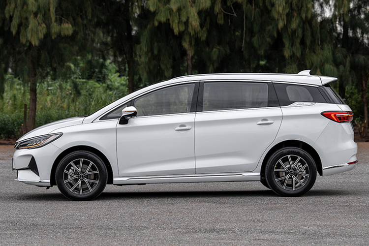 Về sạc pin, M6 có thể chấp nhận sạc nhanh DC lên đến 85 kW hoặc lên đến 115 kW cho Extended mất 40 phút để sạc pin từ 10 đến 80%. Trong khi đó, sạc AC được giới hạn ở mức 7 kW. Về mặt thiết kế, M6 đã được hiện đại hóa hoàn toàn.