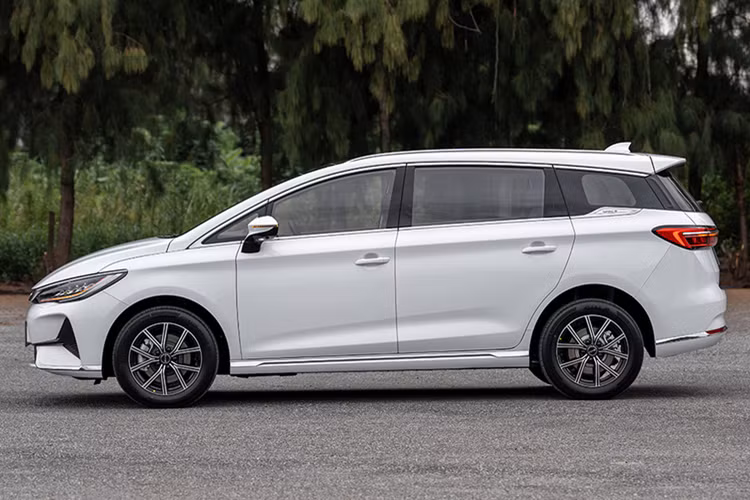 Về sạc pin, M6 có thể chấp nhận sạc nhanh DC lên đến 85 kW hoặc lên đến 115 kW cho Extended mất 40 phút để sạc pin từ 10 đến 80%. Trong khi đó, sạc AC được giới hạn ở mức 7 kW. Về mặt thiết kế, M6 đã được hiện đại hóa hoàn toàn.