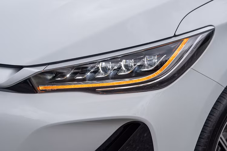 Phần đầu xe với một thanh màu bạc có chiều rộng tối đa chứa chữ BYD nối liền cặp đèn pha LED. Cản trước góc cạnh với viền chrome. Đuôi xe có đèn hậufull LED đẹp mắt tích hợp dải chrome mỏng hơn, tinh tế hơn, logo BYD đơn giản thay vì dòng chữ “Build Your Dreams” rườm rà trên bản cũ.