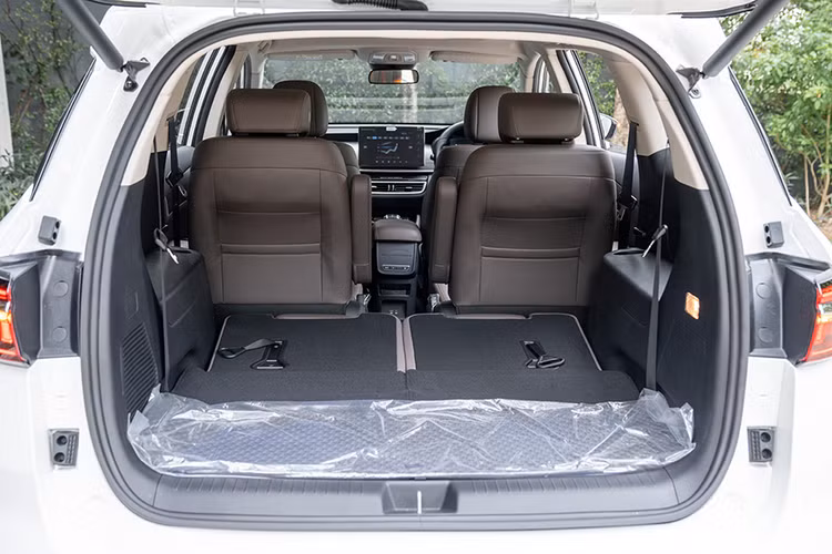 Không giống như ở Indonesia, BYD M6 tại Thái Lan được trang bị tiêu chuẩn một số tính năng hỗ trợ người lái như phanh khẩn cấp tự động, kiểm soát hành trình thích ứng và hỗ trợ cảnh báo làn đường. Hỗ trợ giữ làn đường khẩn cấp, giám sát điểm mù, phương tiện cắt ngang phía sau với phanh tự động và cảnh báo mở cửa dành riêng cho bản Extended.