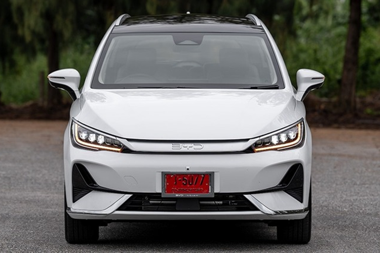 2 phiên bản của MPV điện BYD M6 đều được trang bị một động cơ điện phía trước duy nhất. Bản Dynamic mạnh 163 mã lực, mô-men xoắn 310 Nm. Đối với bản Extended, M6 sẽ có động cơ tương tự như Atto 3, tạo ra công suất 204 mã lực, tăng tốc từ 0 lên 100 km/h trong 8,6 giây.