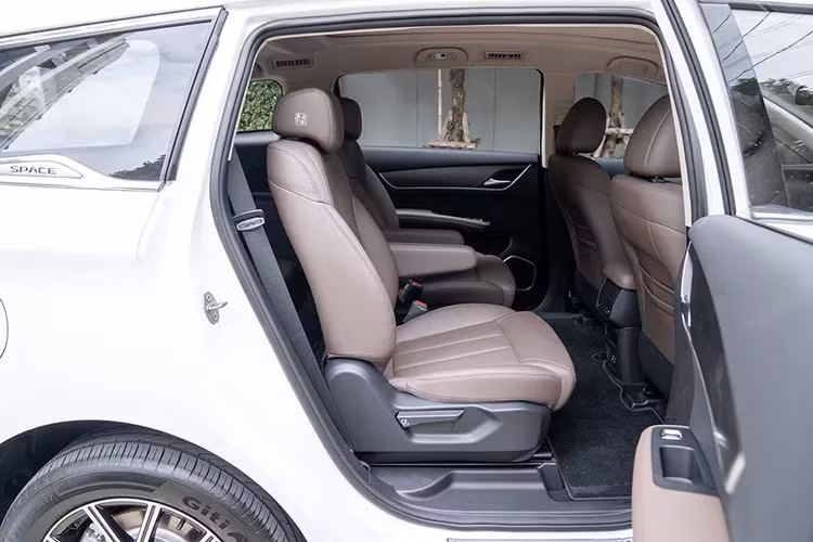 Bản Extended bổ sung thêm thanh giá nóc, cửa sổ trời toàn cảnh, ghế trước thông gió+chỉnh điện, sạc không dây Qi và cửa sau đóng/mở điện. Về mặt an toàn, BYD M6 đi kèm với 6 túi khí, hệ thống kiểm soát độ ổn định thân xe và cảnh báo mở cửa.