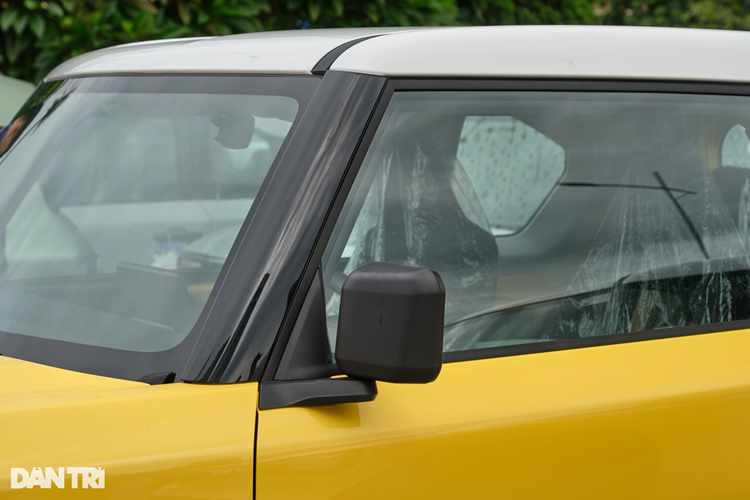 Được định vị ở phân khúc mini SUV nhưng vóc dáng của VinFast VF3 khá bề thế. Xe có kích thước tổng thể dài x rộng x cao lần lượt là 3.190 x 1.679 x 1.652(mm), tức to và cao ngang ngửa các dòng xe hạng A nhưng ngắn hơn. Kiểu dáng góc cạnh góp phần tạo nên vẻ "vạm vỡ", cũng như tối ưu không gian bên trong.