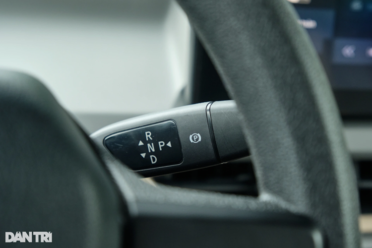 Khung gầm của VF3 gây bất ngờ khi khá vững chắc. Ở những góc cua, xe vẫn có độ lắc nhất định do trục cơ sở ngắn và lốp nhỏ, nhưng nhanh chóng lấy lại ổn định.