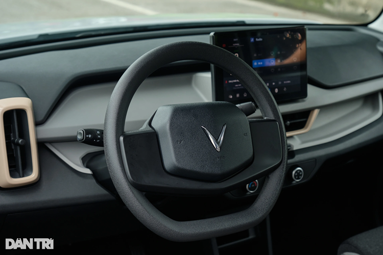 Nó có độ nét khá tốt, không bị hắt sáng và có độ mượt tốt khi sử dụng. 1/3 không gian bên trái màn hình dùng để hiển thị các thông số hoạt động của xe như vị trí số, tốc độ, cảnh báo an toàn... 2/3 còn lại tùy chỉnh đa thông tin.