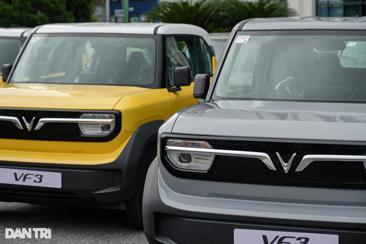 VF3 được trang bị cụm đèn chiếu sáng dạng thấu kính hội tụ nhưng vẫn dùng bóng halogen, gương chiếu hậu chỉnh cơ với cổ xoay dạng cầu, nắp khoang máy được gắn cố định. Khu vực cột C bên trái của 6.868 chiếc xe đầu tiên dành cho khách hàng tiên phong sẽ có thêm huy hiệu Creator's Edition.