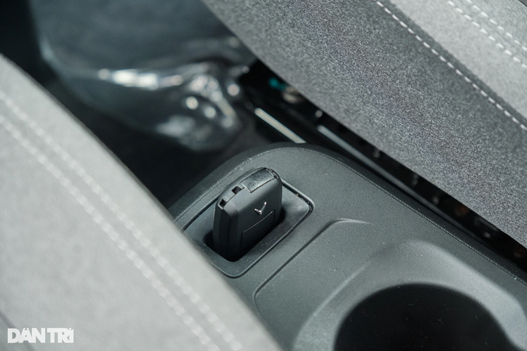Xe không có cụm đồng hồ sau vô-lăng nhưng bù lại, người dùng có thể điều chỉnh cảnh báo giới hạn tốc độ trên màn hình trung tâm. Phía bên dưới là cụm điều chỉnh hệ thống điều hòa, có thiết kế dạng núm xoay truyền thống. Trải nghiệm thực tế của phóng viên báo Dân trí nhận thấy điều hòa này làm mát nhanh, có cả chiều làm nóng.