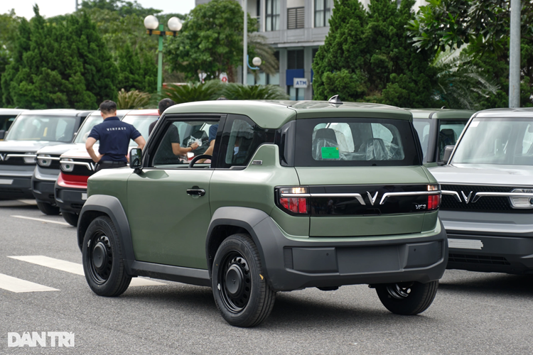 Cổng sạc của VinFast VF3 được đặt trên hốc bánh phải phía sau. Xe hỗ trợ sạc nhanh và theo công bố sẽ mất 36 phút để sạc từ 10-70% pin. Khi sạc đầy, VF3 có thể đi được tối đa 215km.