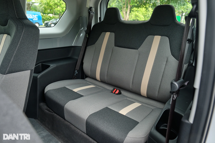 Ngồi vào vị trí lái của VF3, cảm nhận đầu tiên chính là tầm quan sát rộng rãi, nhờ cột A mỏng và phần chân gương được đặt xuống dưới thân xe. Cùng với chiều dài cơ sở chỉ 2.075mm, VF3 có khả năng xoay sở tốt trong không gian chật hẹp hay luồn lách trong đô thị ở những cung giờ cao điểm.