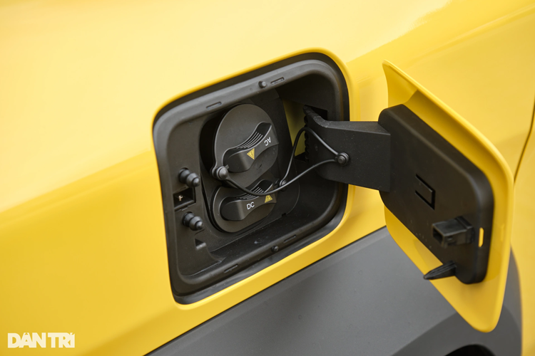 Khoang cabin của VinFast VF3 đem lại cảm giác trẻ trung, tươi mới với 2 tông màu chủ đạo là đen và xám, nhưng có một số chi tiết như viền cửa gió điều hòa được sơn màu be. Nhằm tối ưu không gian, xe sử dụng cần chuyển số đặt sau vô-lăng, tương tự thiết kế của một số mẫu xe sang.