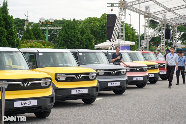Còn nếu đòi hỏi một chiếc ô tô mà thường xuyên phải đi cả trăm km mỗi ngày, cung đường di chuyển phức tạp, chủ yếu đi lại trên cao tốc... có lẽ VinFast VF3 sẽ không phù hợp với nhu cầu này.