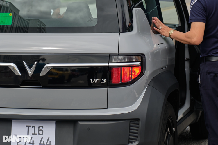Khu vực cốp sau của VF3 tương đối hạn chế do chỉ là một mẫu xe điện cỡ nhỏ. Nếu cần gia tăng không gian để đồ, người dùng cần đẩy hàng ghế trước lên, sau đó gập hàng ghế thứ hai xuống và đương nhiên lúc này chỉ có thể ngồi ở hàng ghế đầu tiên.