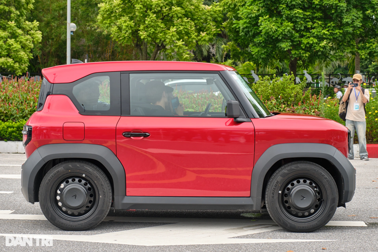 So với các xe cùng tầm tiền hoặc đối thủ trực tiếp, VF3 thể hiện là một chiếc xe lái ổn, đẹp mắt, có khả năng cá nhân hóa cao và quan trọng là chi phí sử dụng thấp, phù hợp với những khách hàng phổ thông.