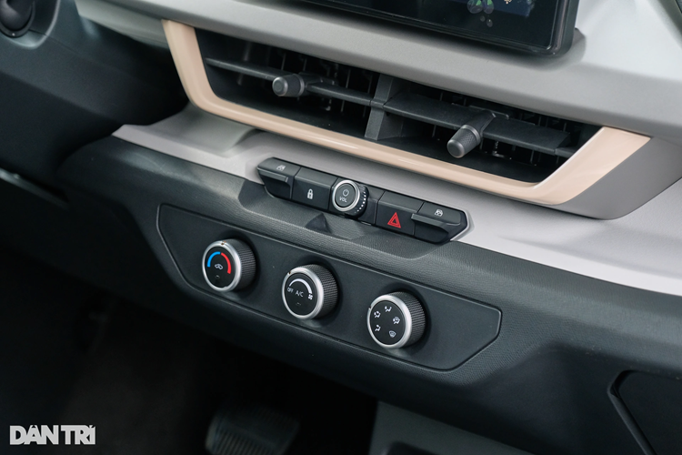 VinFast VF3 sử dụng động cơ điện có công suất tối đa 30kW và mô-men xoắn cực đại 110Nm. Những con số này không quá ấn tượng so với các "đàn anh" nhưng trải nghiệm thực tế cho thấy thiết lập này là vừa phải với một mẫu xe mini SUV.