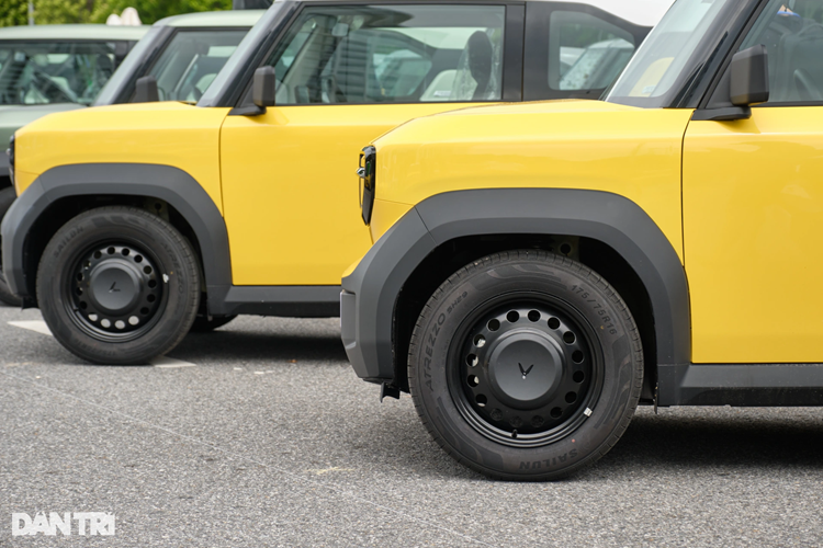 Hệ thống treo của VF3 cũng là điểm cộng khi có khả năng dập tắt dao động nhanh, nhờ thiết lập cứng cáp nhưng không "dội" một cách cực đoan lên người ngồi. Khi đi qua các con gờ giảm tốc hay ổ gà, cảm nhận chung vẫn là êm ái, một phần nhờ các hàng ghế có đệm khá dày.