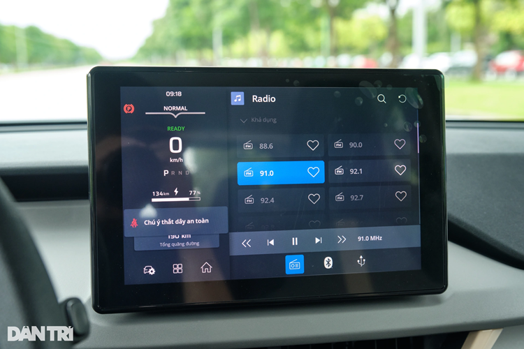 Hàng ghế thứ 2 của VinFast VF3 có độ ngả tốt, không gian bề ngang đủ rộng rãi cho 2 người lớn. Khoảng trần thoải mái là điểm cộng tuy nhiên phần sàn chưa tối ưu và không gian để chân không quá lớn. Đương nhiên đây là hạn chế chung của hầu hết các mẫu xe cỡ nhỏ phân khúc mini car.