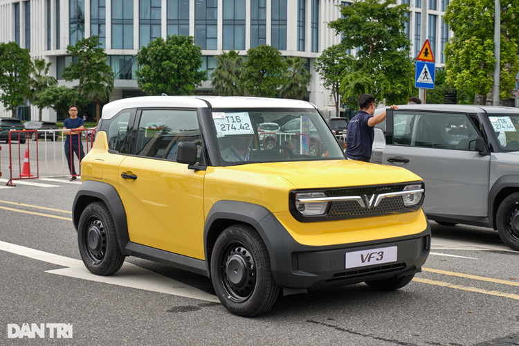 Với giá bán 240 triệu đồng (thuê pin) và 322 triệu đồng (kèm pin), VinFast VF3 chạy điện là cái tên "hot" bậc nhất thị trường ôtô Việt Nam thời gian gần đây. Kể từ khi mở cổng đặt hàng từ đầu tháng 5, hãng xe Việt chỉ mất 3 tháng để hoàn thiện và bắt đầu bàn giao tới những khách hàng đầu tiên vào hôm nay, ngày 1/8.